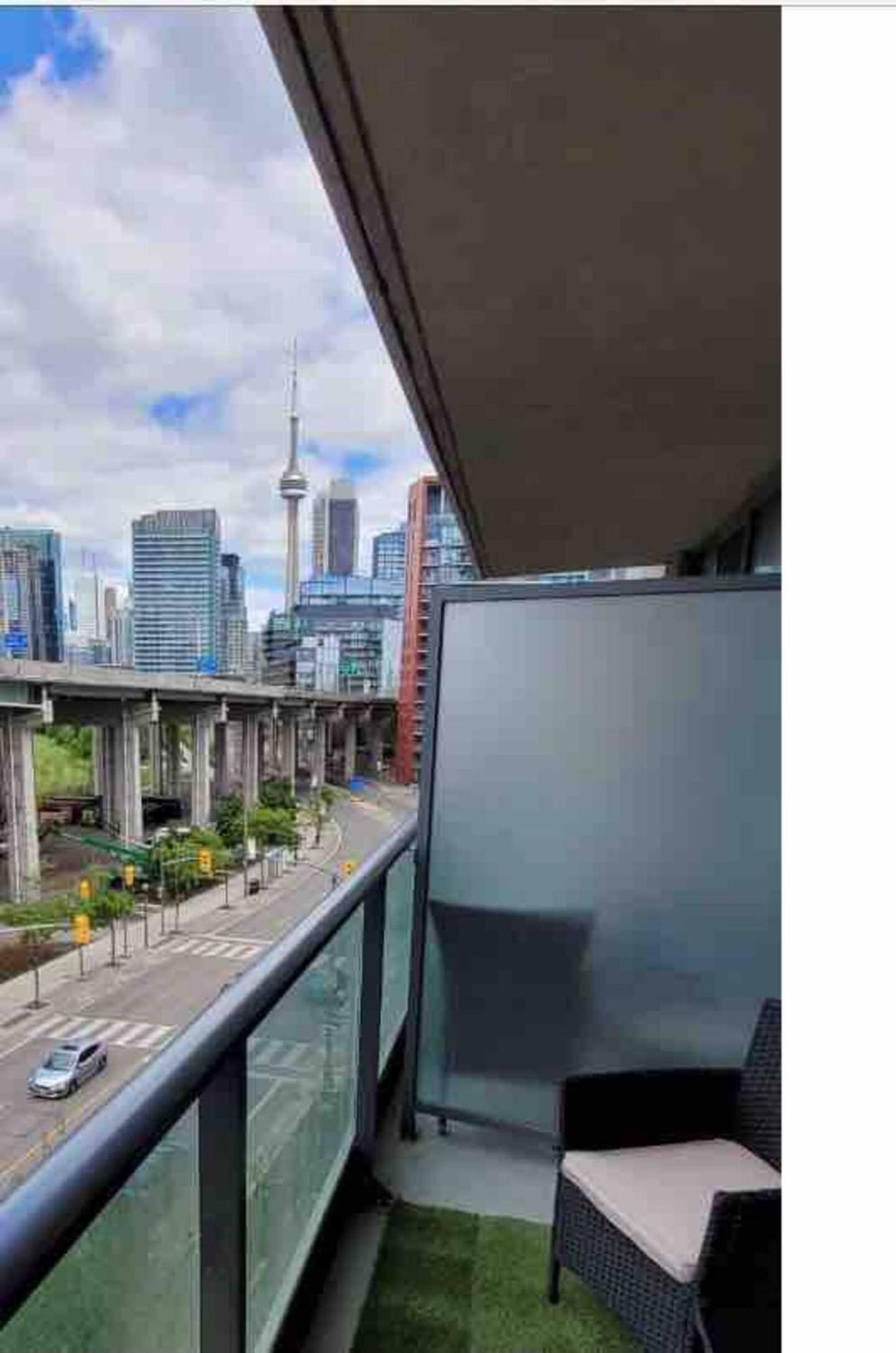 Luxury Downtown Condo With Cn Tower Views, Pool Access, Gym, Accommodates 4,Free Parking Upon Request At Booking Apartment *