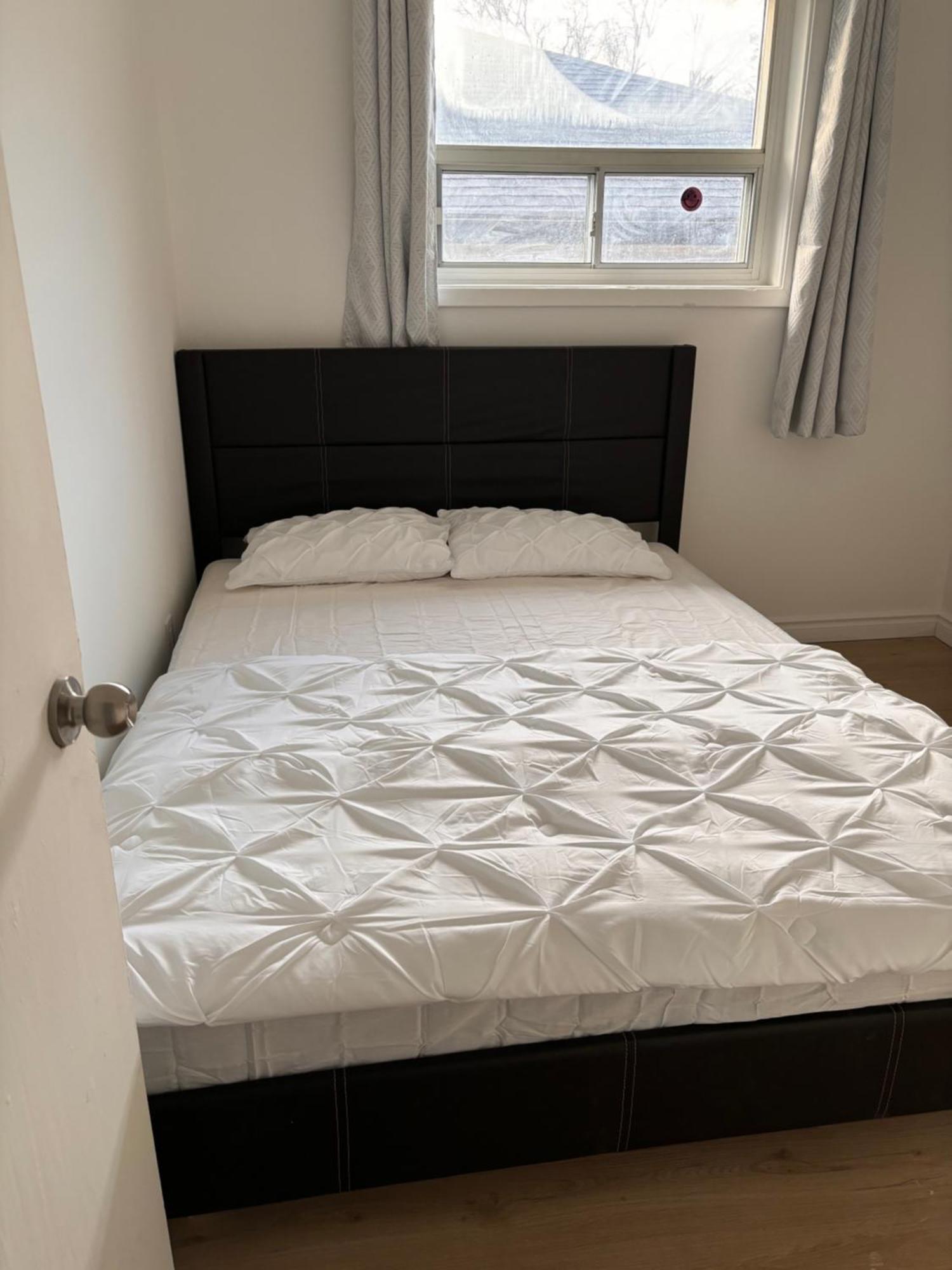 Apartment Full Privacy, 4br House, 24h7 Check In Toronto