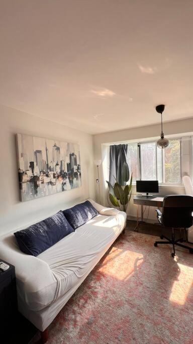 Apartment At The Village Toronto