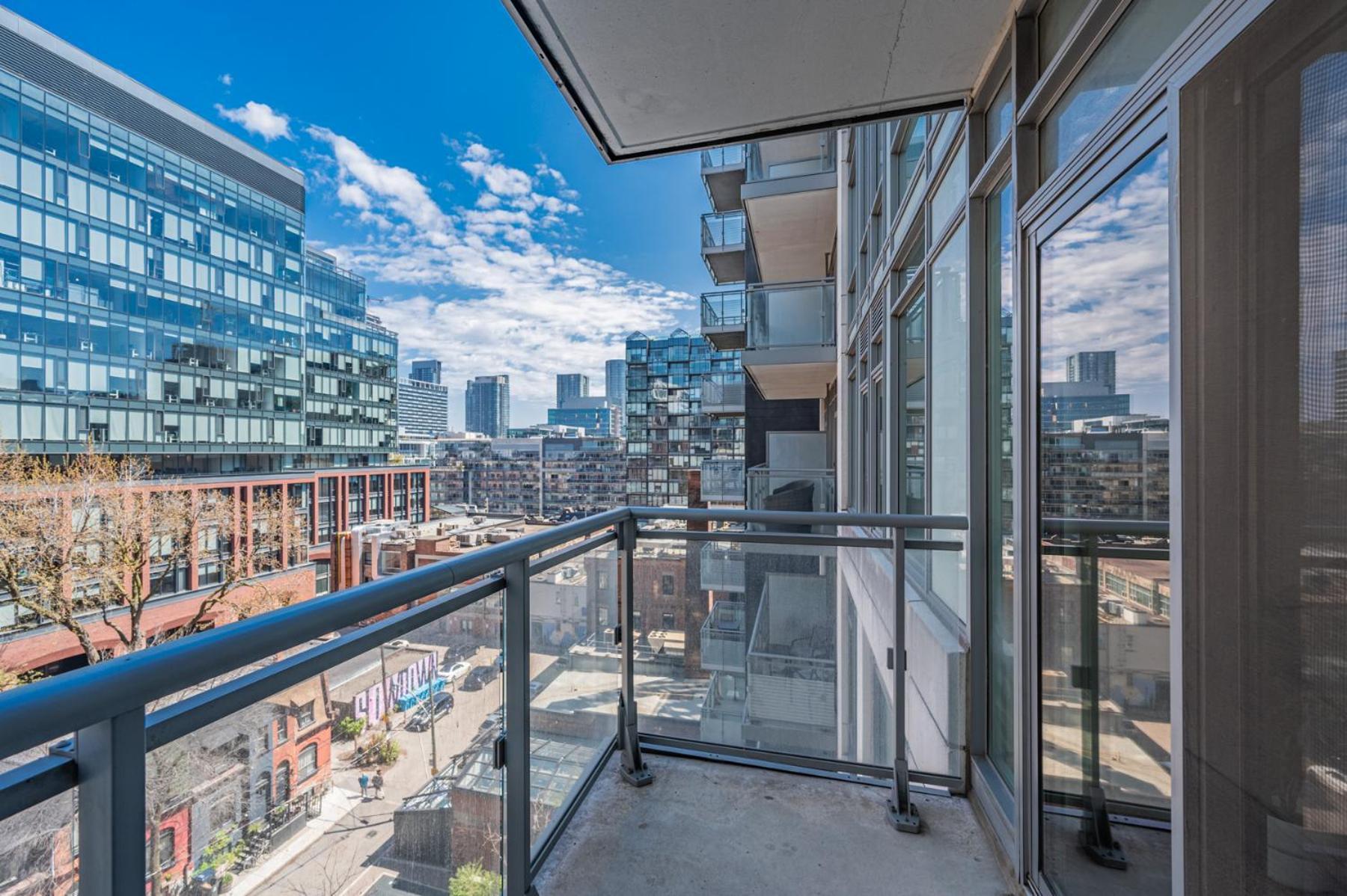 Adelaide Den Apartment Toronto