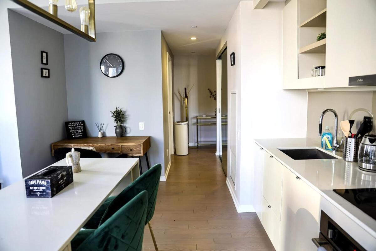 Apartment Stunning In Downtown Perfect For Businesses Trips And Small Families Toronto