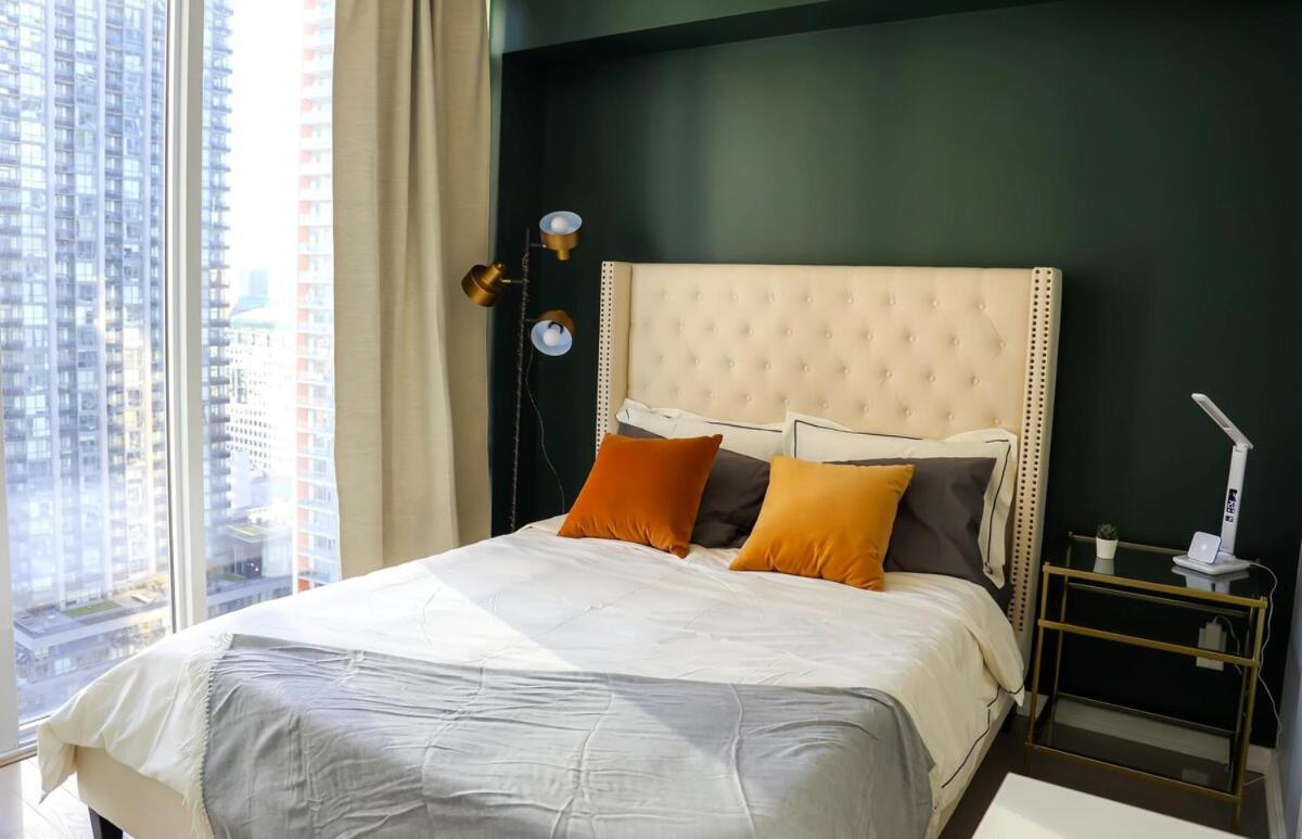 Apartment Stunning In Downtown Perfect For Businesses Trips And Small Families