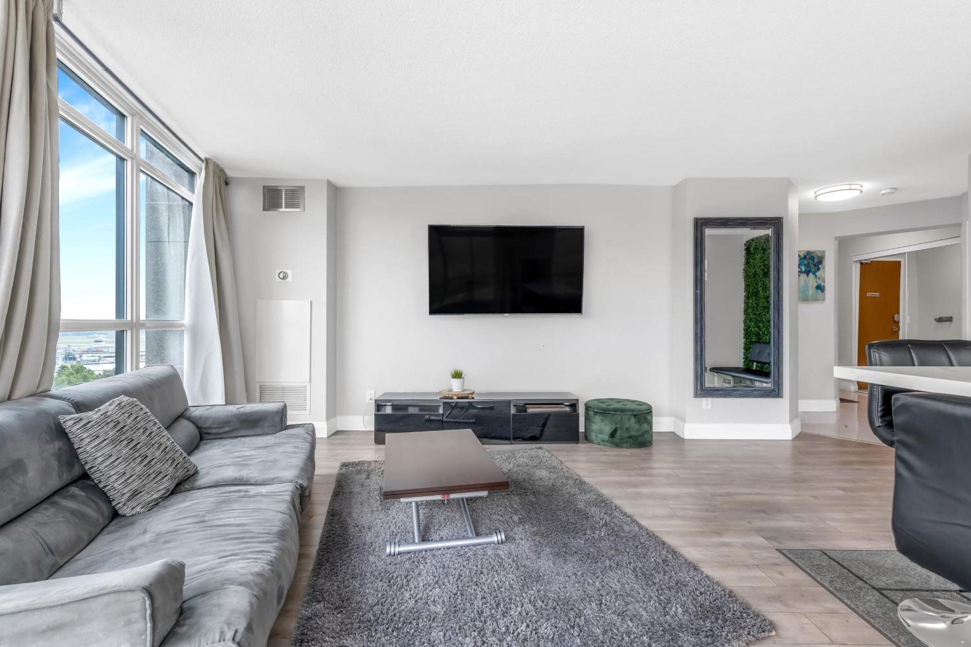 2 Bedroom Waterfront Downtown W/ Free Parking