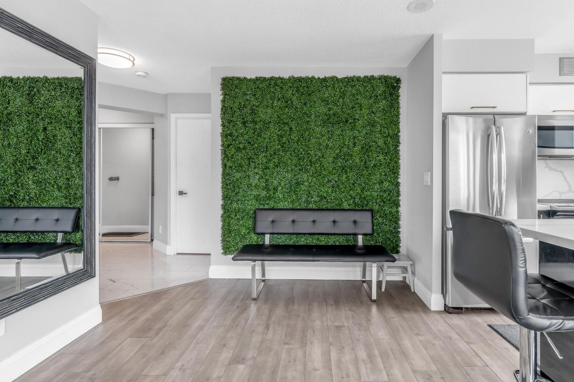 Apartment 2 Bedroom Waterfront Downtown W/ Free Parking *