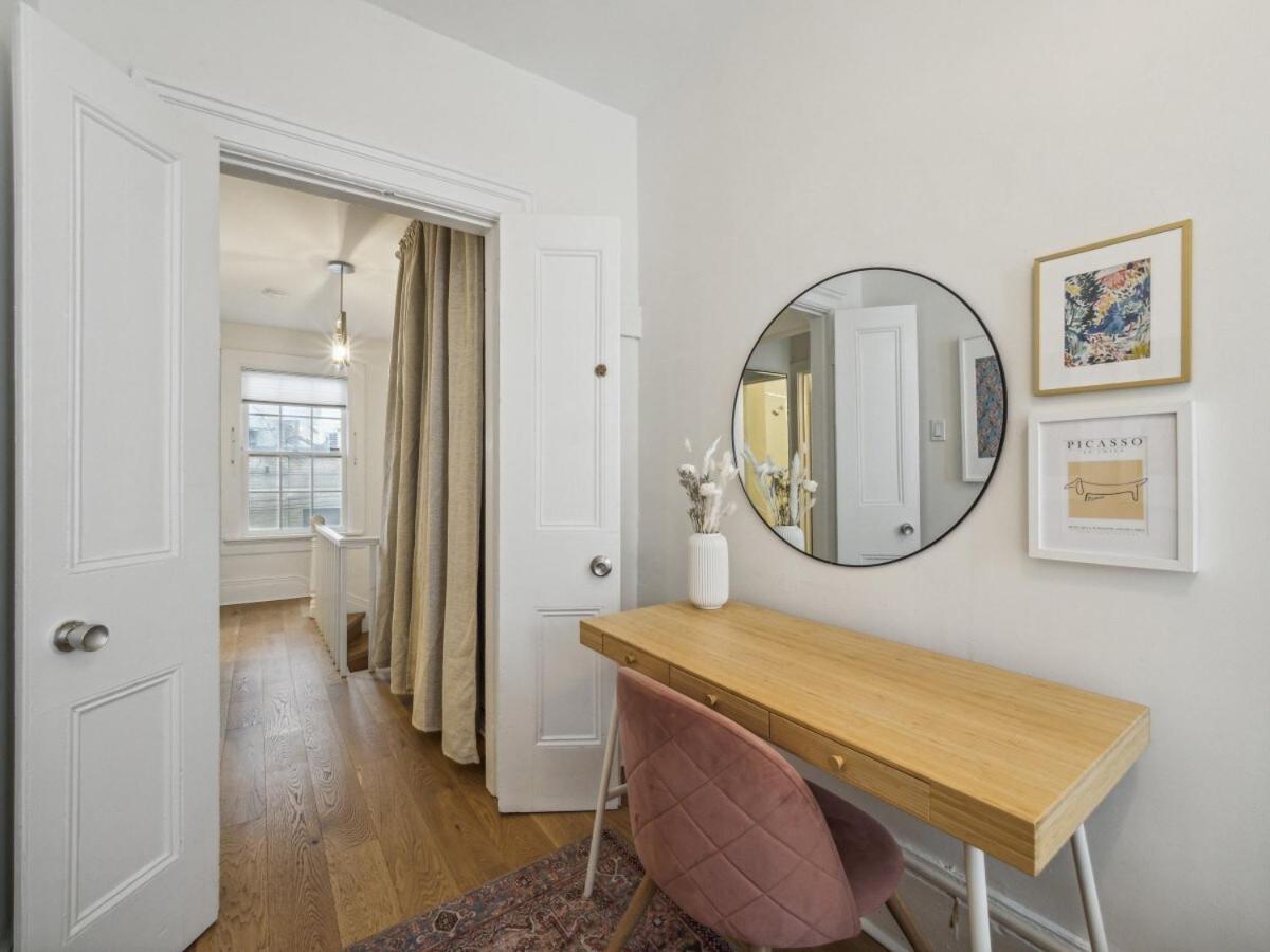 Historic Modern In Distillery District Holiday home *