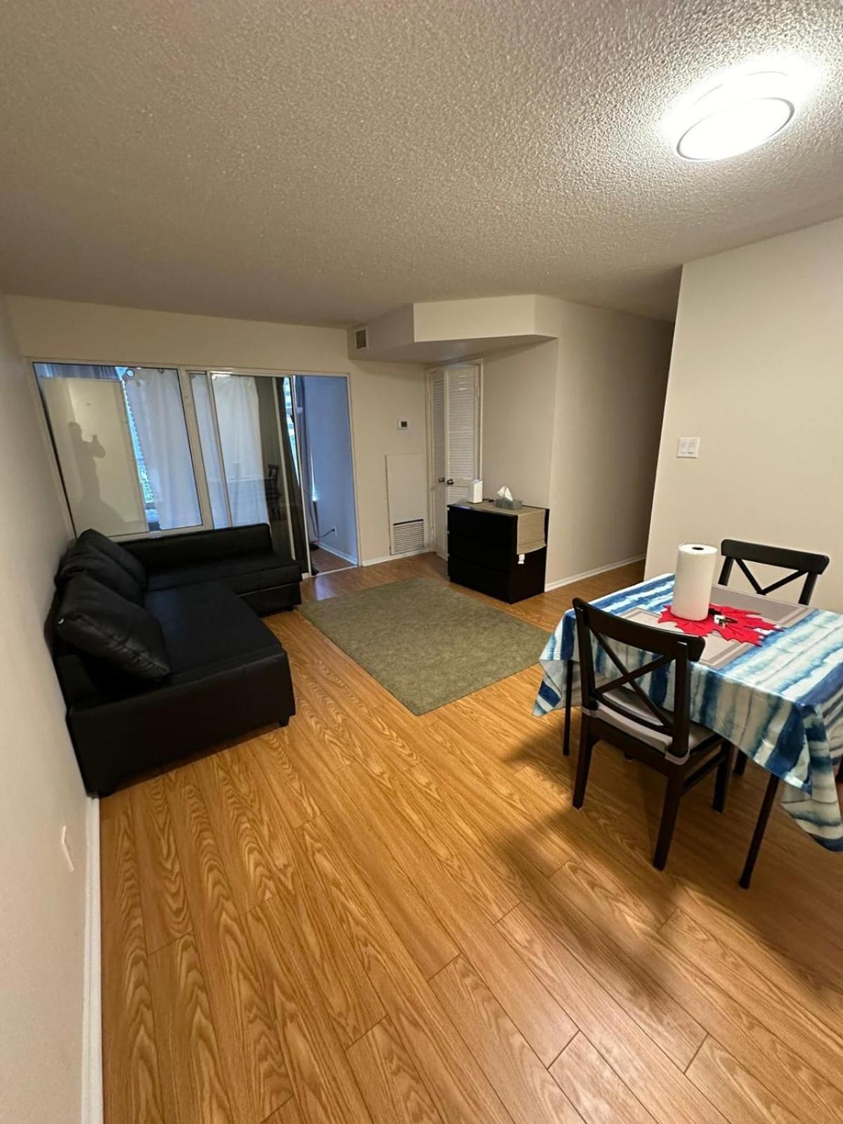 Location In Downtown- Walking To Eaton Centre, Nathan Phillips Square, Yonge-dundas, Ikea,transit Apartment Toronto