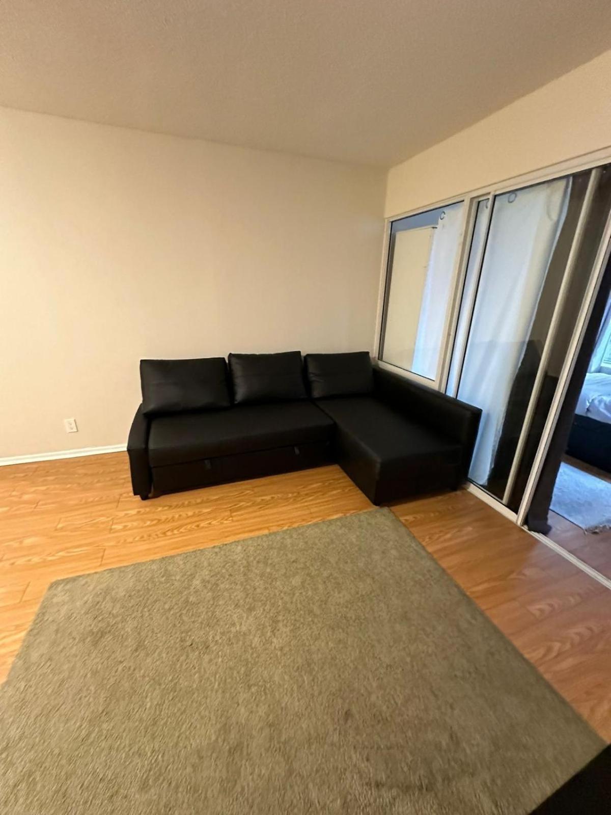 Location In Downtown- Walking To Eaton Centre, Nathan Phillips Square, Yonge-dundas, Ikea,transit Apartment *