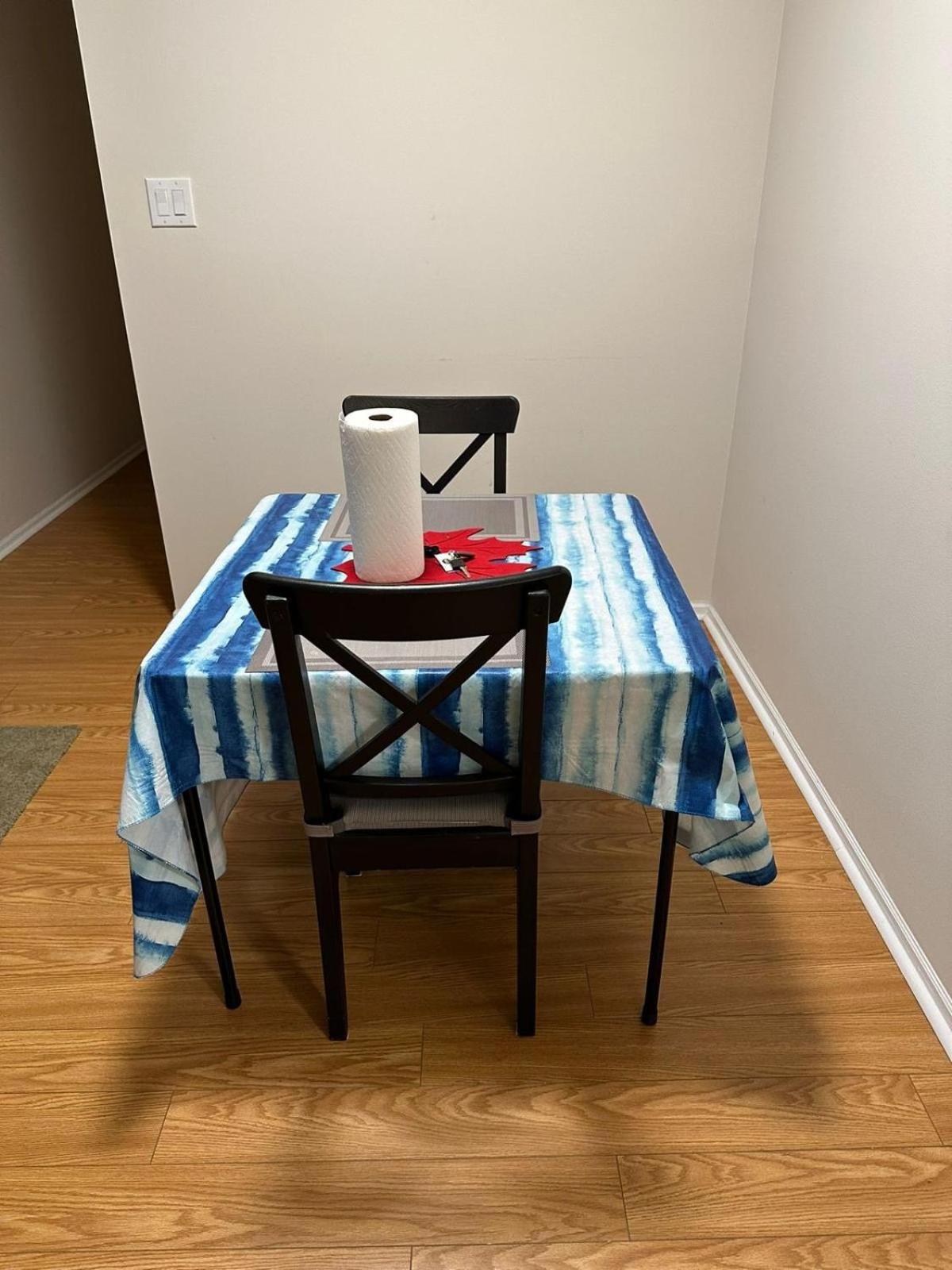 Apartment Location In Downtown- Walking To Eaton Centre, Nathan Phillips Square, Yonge-dundas, Ikea,transit