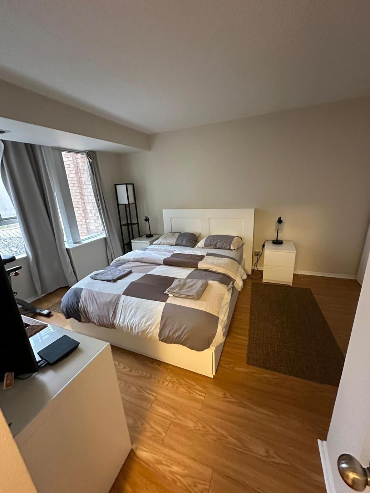 Apartment Location In Downtown- Walking To Eaton Centre, Nathan Phillips Square, Yonge-dundas, Ikea,transit *