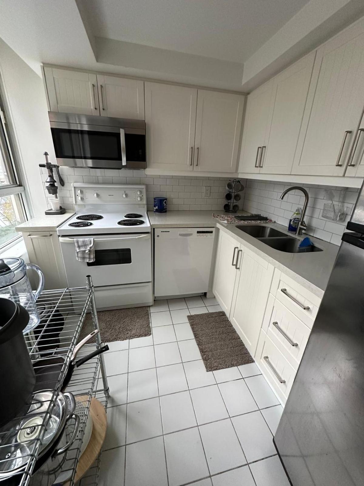 Apartment Location In Downtown- Walking To Eaton Centre, Nathan Phillips Square, Yonge-dundas, Ikea,transit
