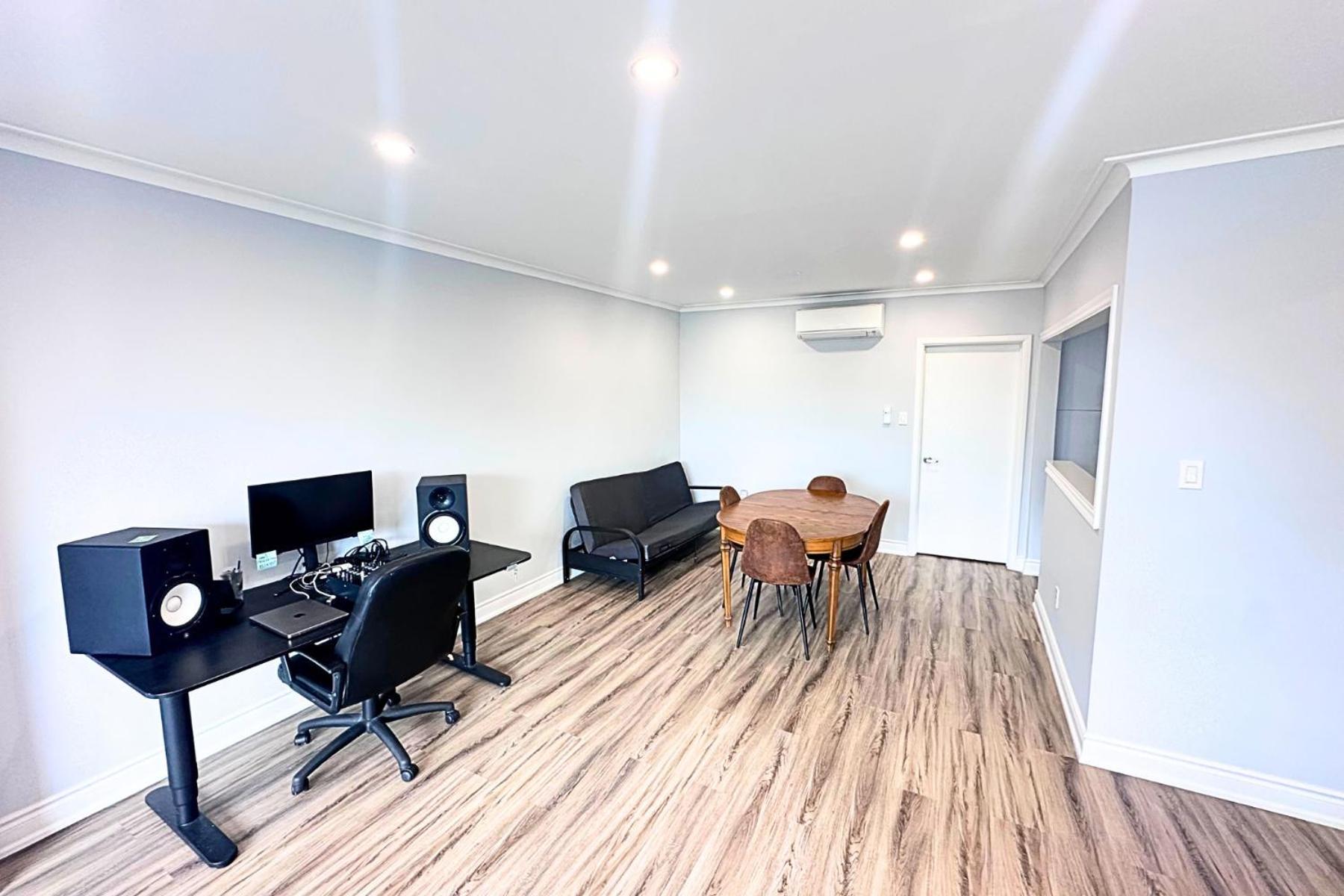 Spacious Master W Private Bathroom Steps To Subway *