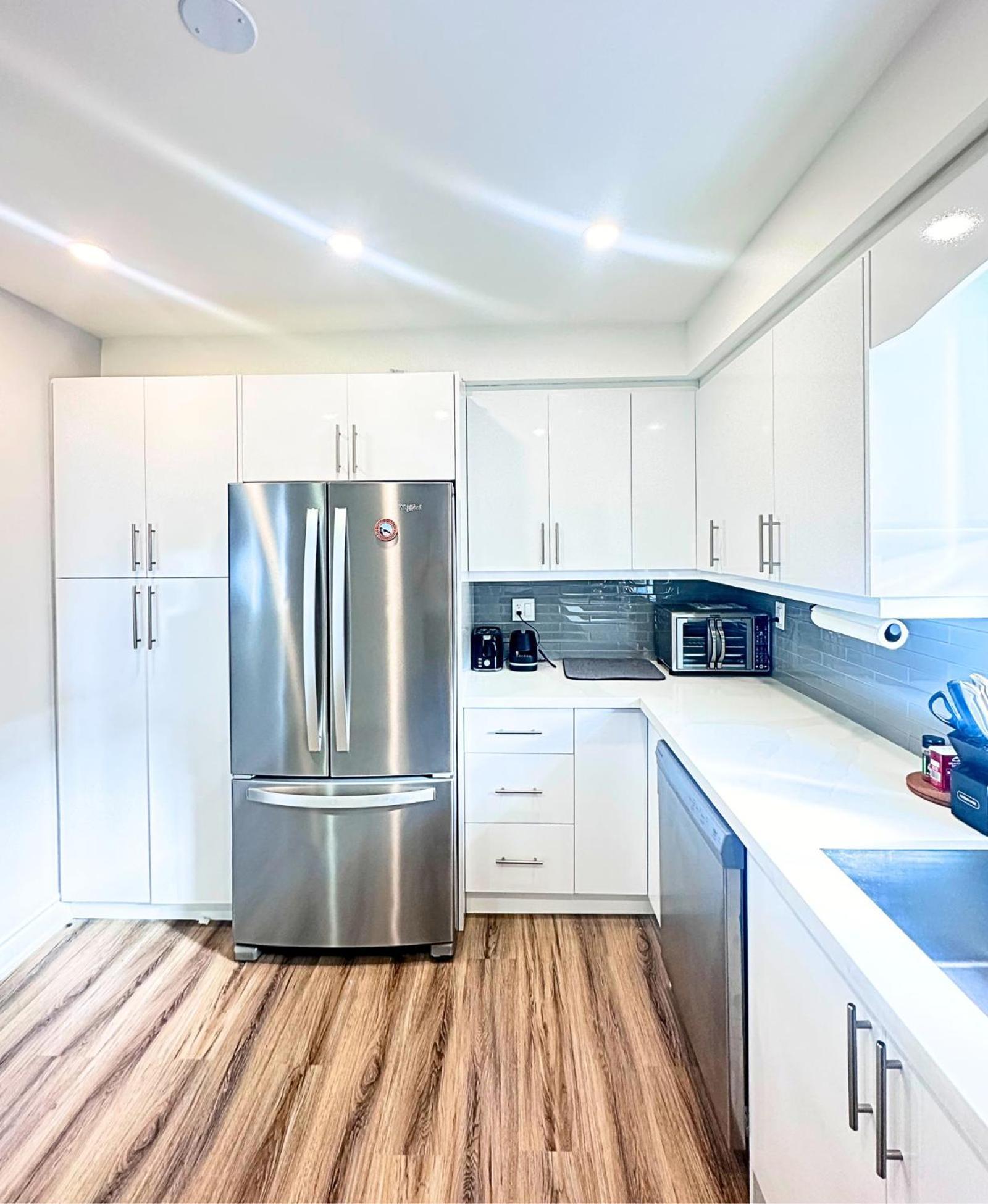 Spacious Master W Private Bathroom Steps To Subway Toronto