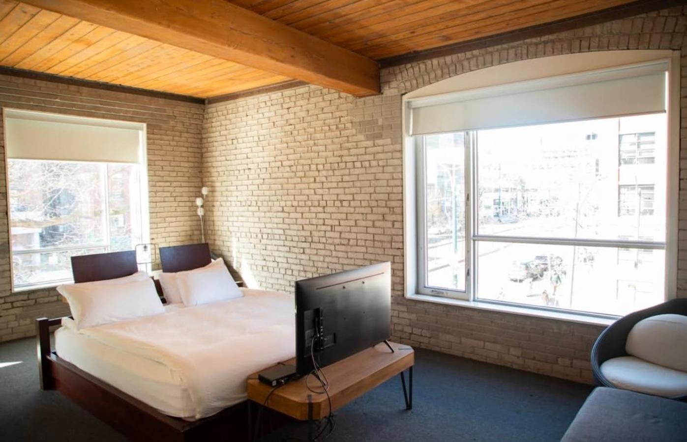 Ocho 3* Toronto