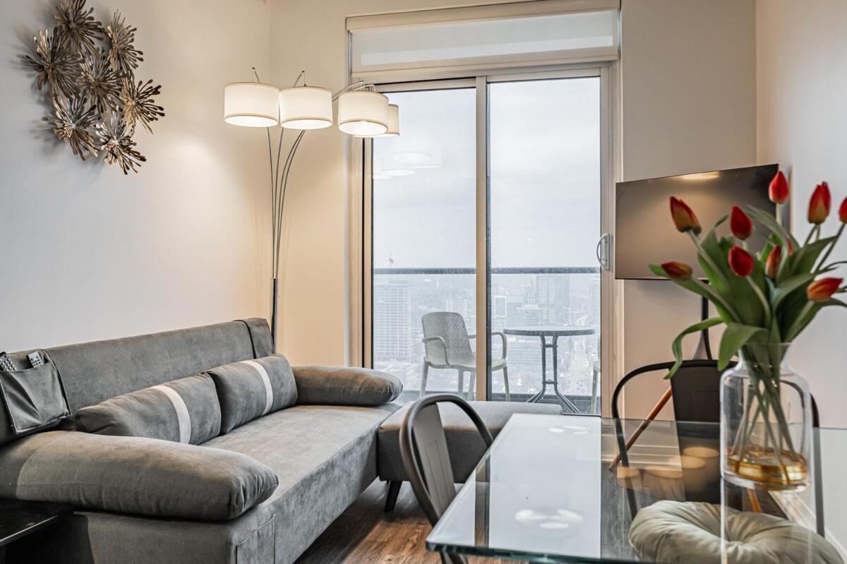 Apartment 2br Close To Eaton Center Toronto