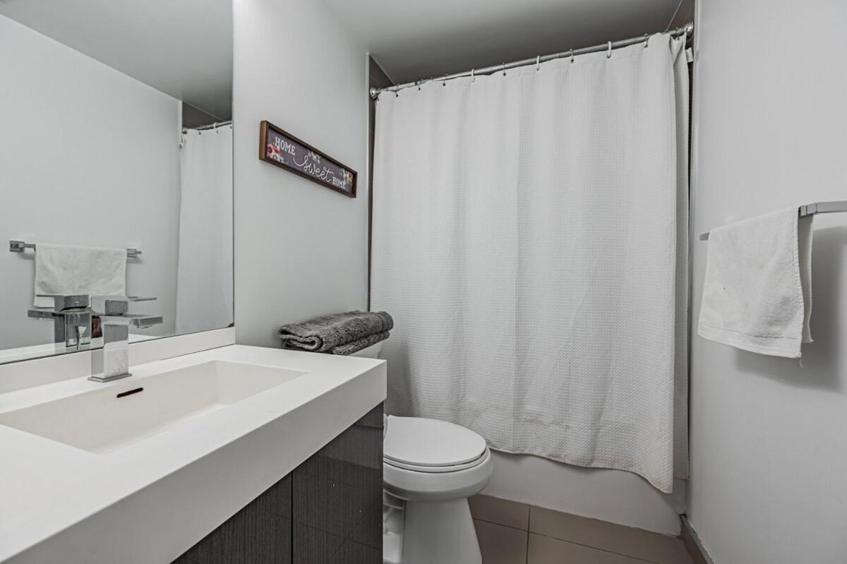2br Close To Eaton Center *