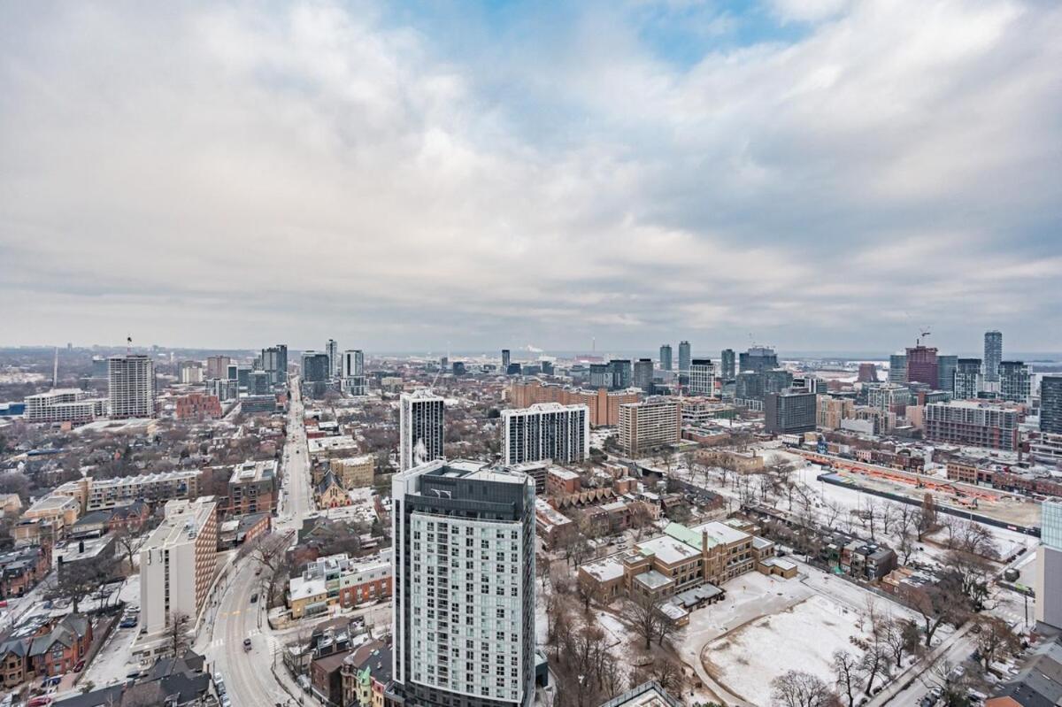 2br Close To Eaton Center Toronto