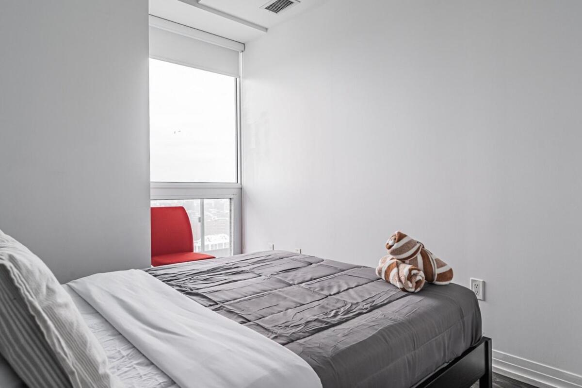 Apartment 2br Close To Eaton Center Toronto