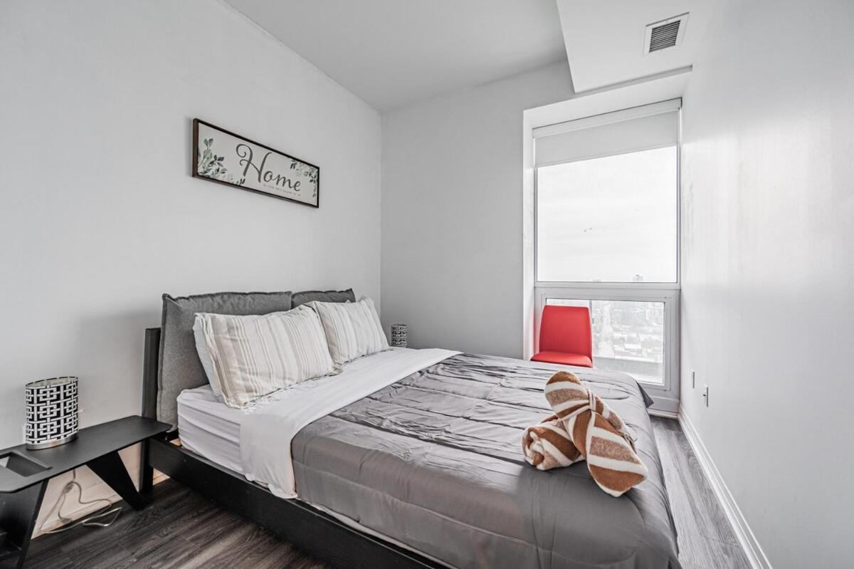 2br Close To Eaton Center