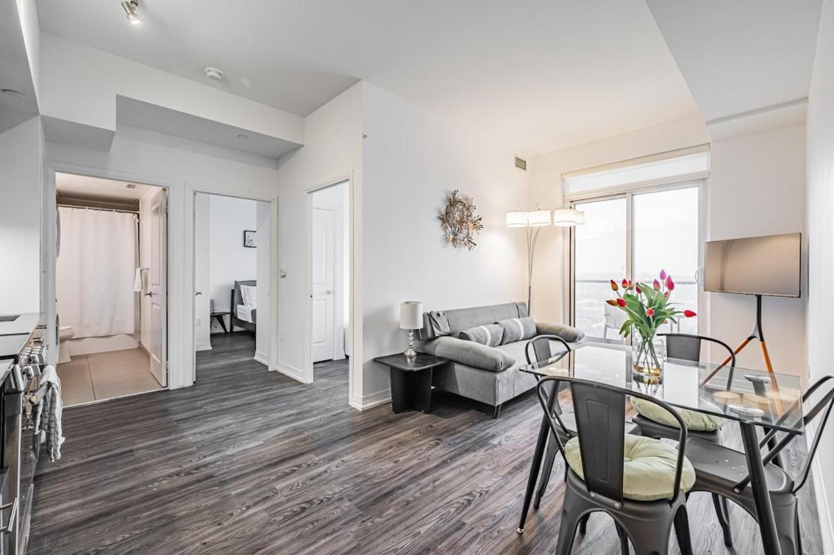 2br Close To Eaton Center Toronto