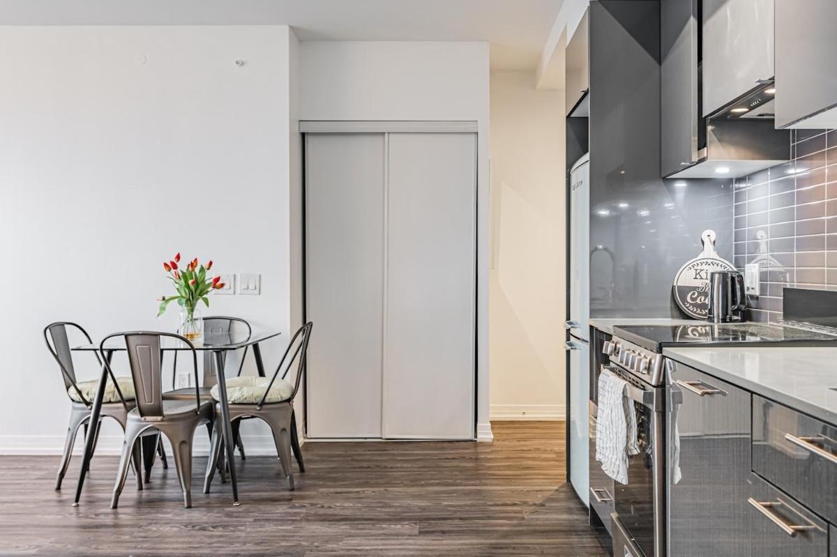 2br Close To Eaton Center *