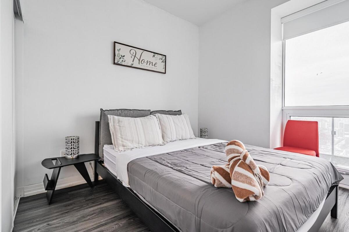 2br Close To Eaton Center