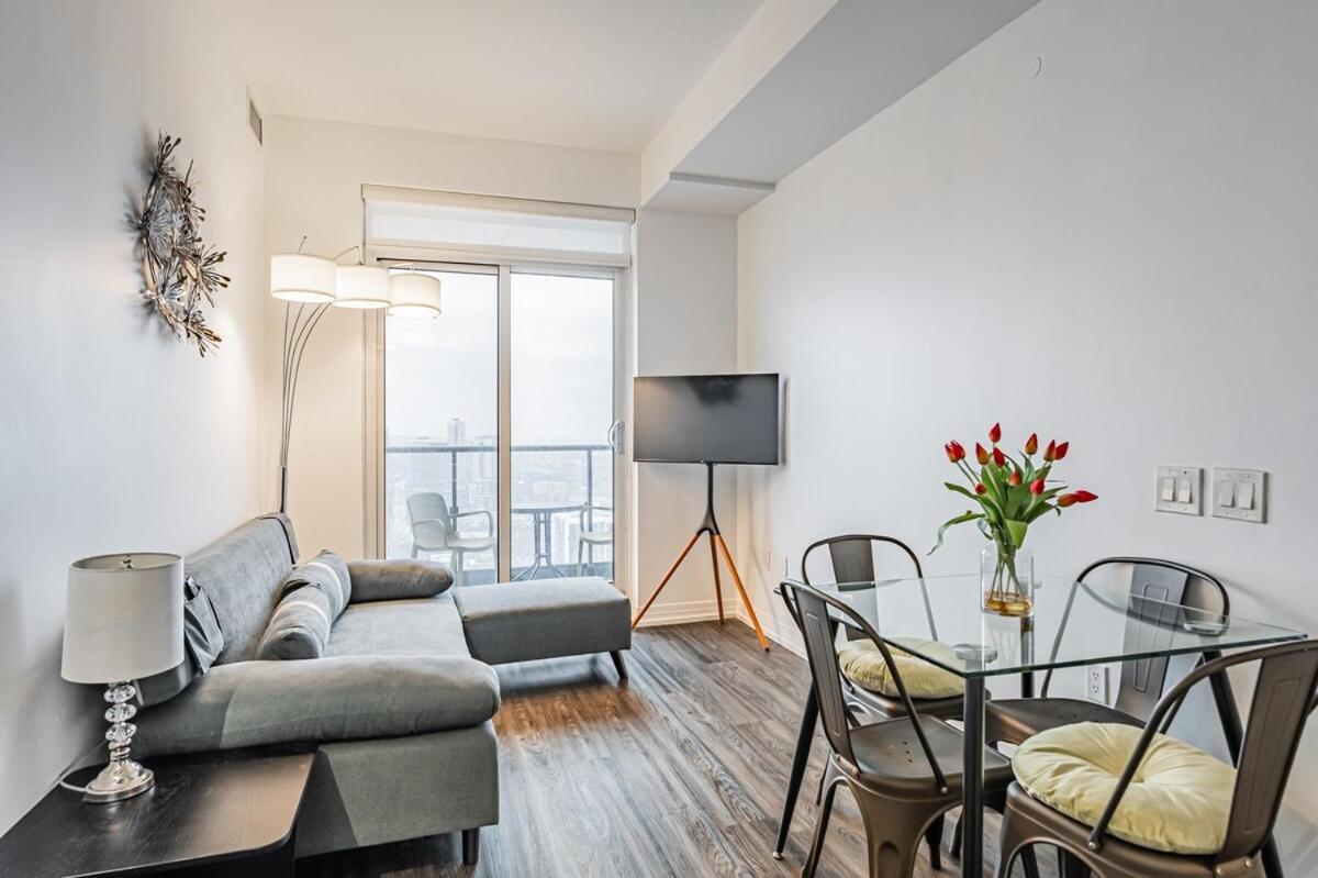 2br Close To Eaton Center *
