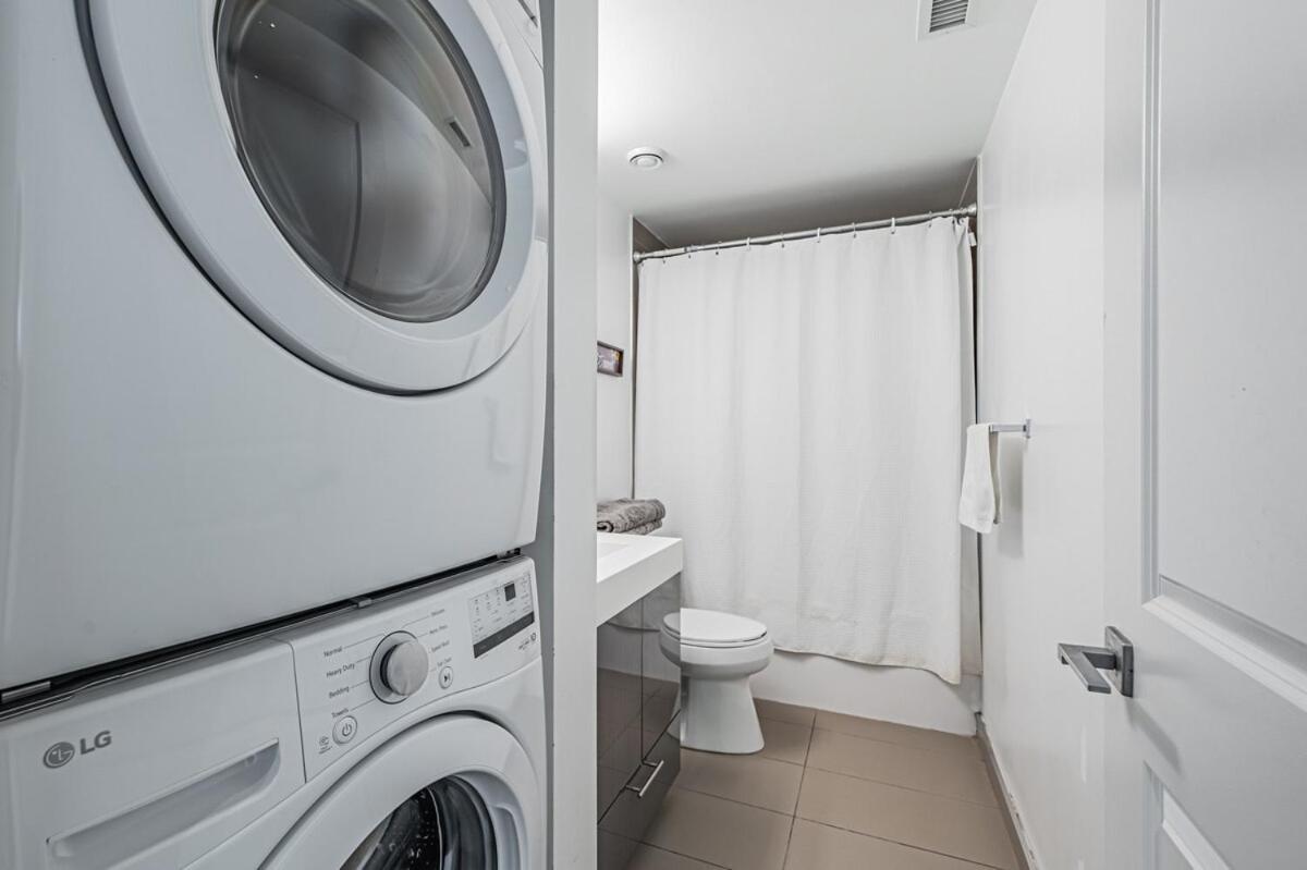 2br Close To Eaton Center