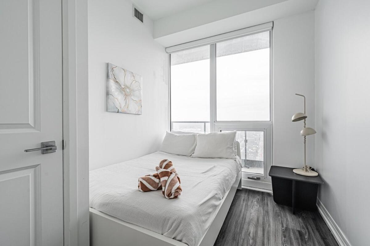 2br Close To Eaton Center Apartment *