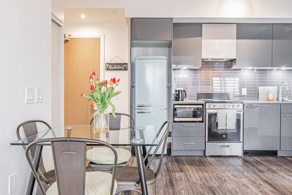 2br Close To Eaton Center Toronto