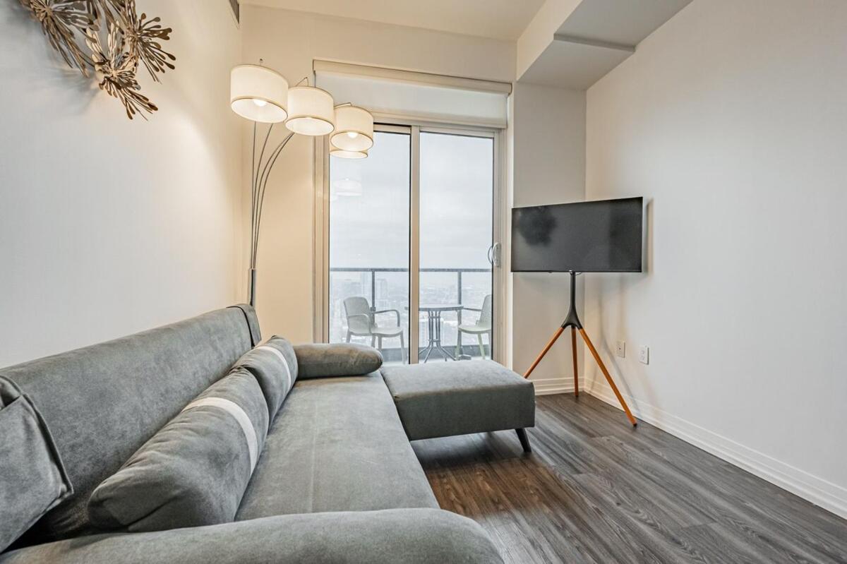 2br Close To Eaton Center Apartment