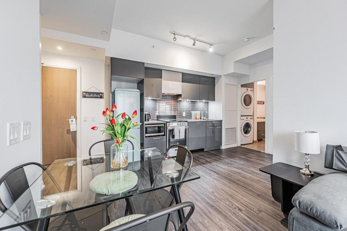 2br Close To Eaton Center *