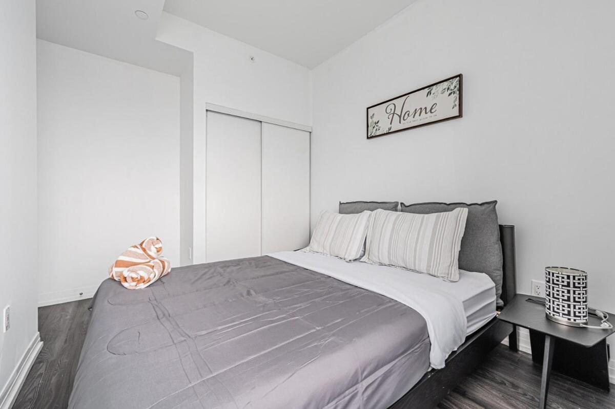 2br Close To Eaton Center * Toronto