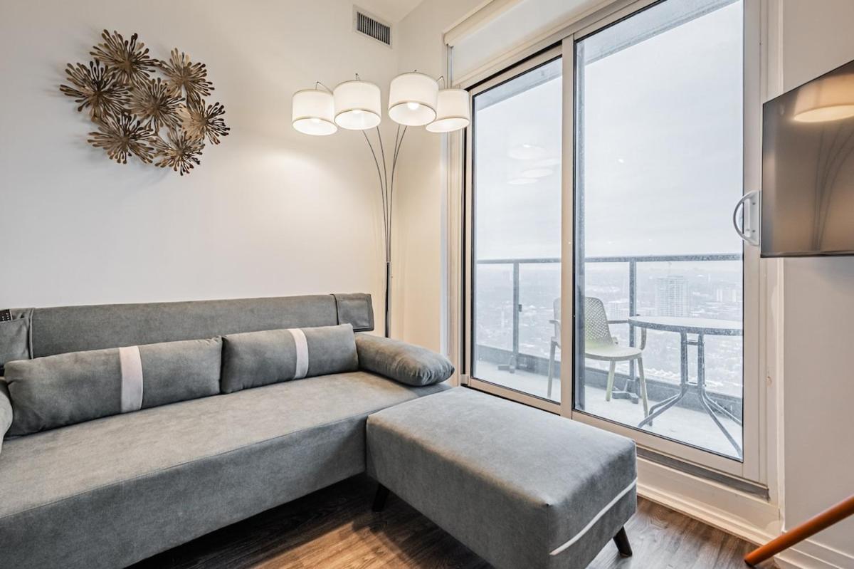 2br Close To Eaton Center Toronto