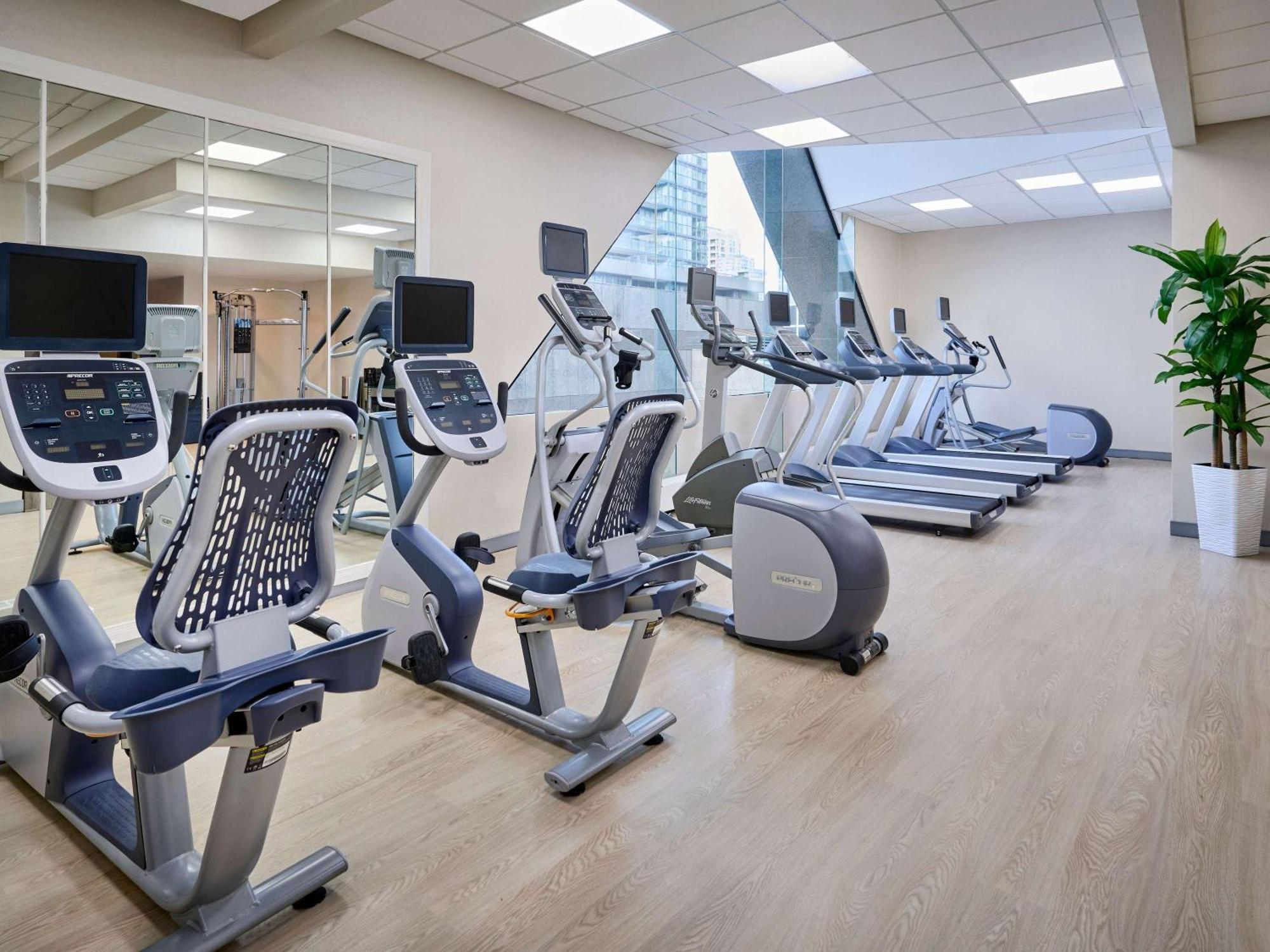Novotel North York Hotel 3*