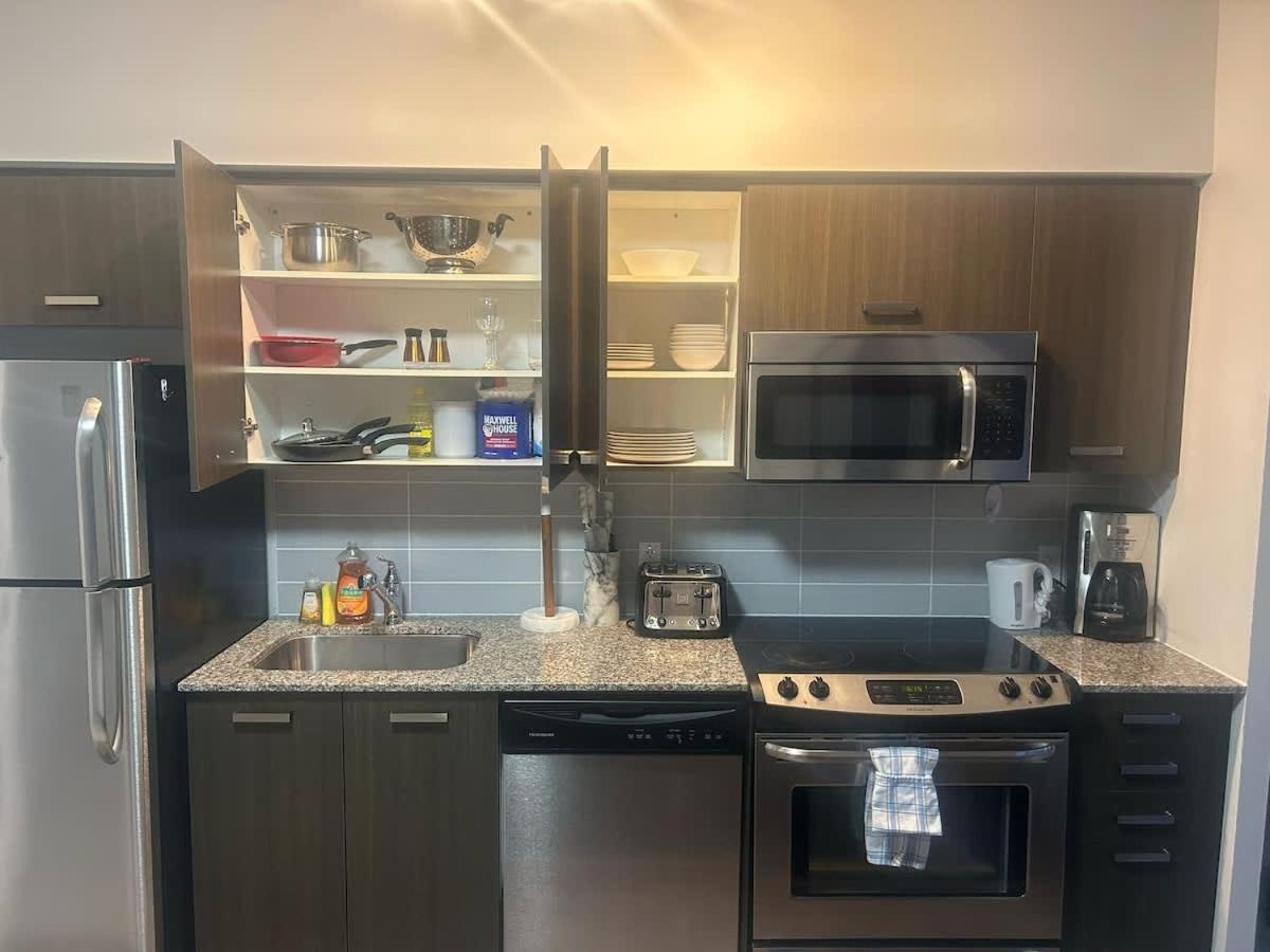 Charming 2bdr 2ba Near Uoft & Yorkville Apartment Toronto