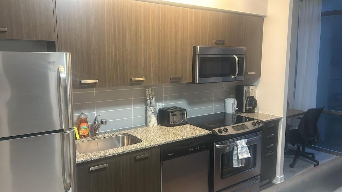 Charming 2bdr 2ba Near Uoft & Yorkville Apartment Toronto