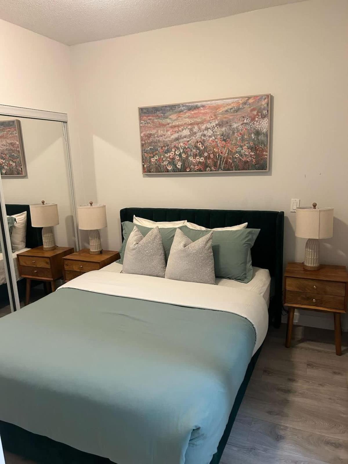 Charming 2bdr 2ba Near Uoft & Yorkville Apartment Toronto