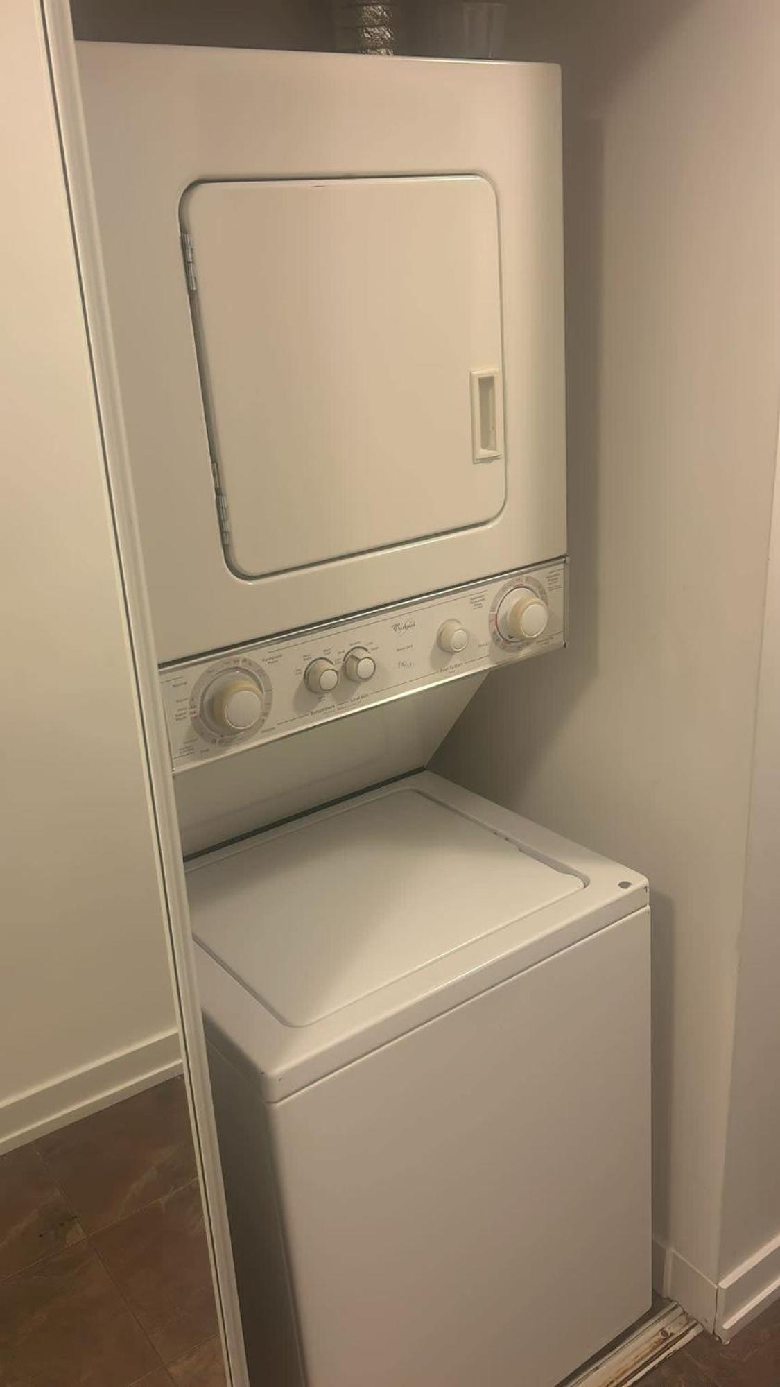 Charming 2bdr 2ba Near Uoft & Yorkville Toronto