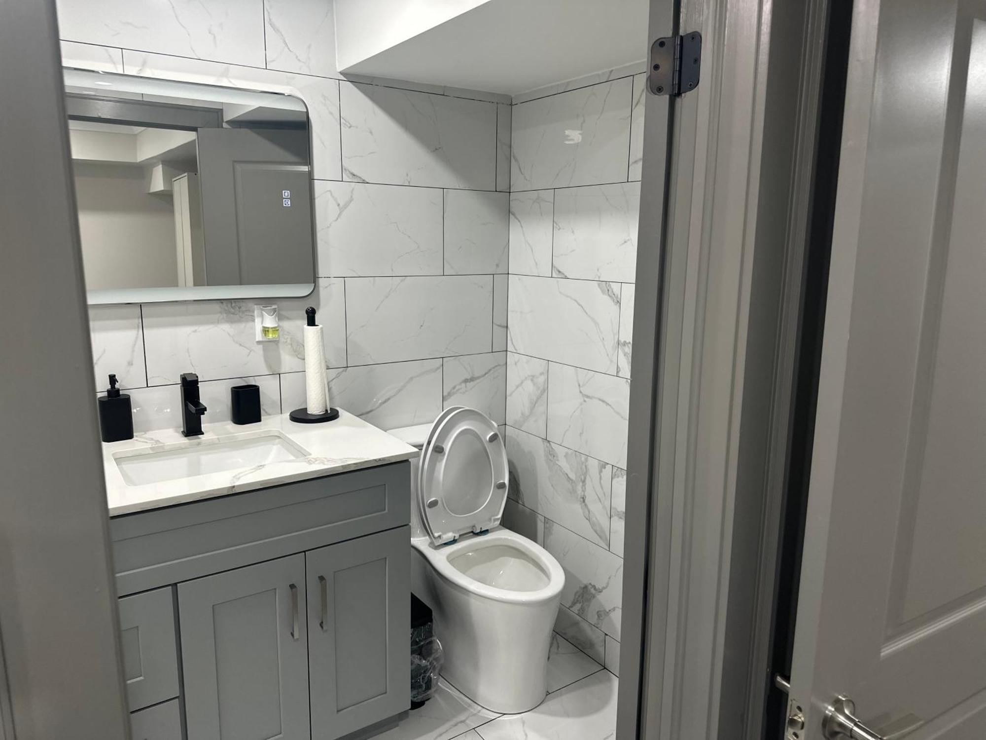 Cozy Basement With Free Parking In Homestay