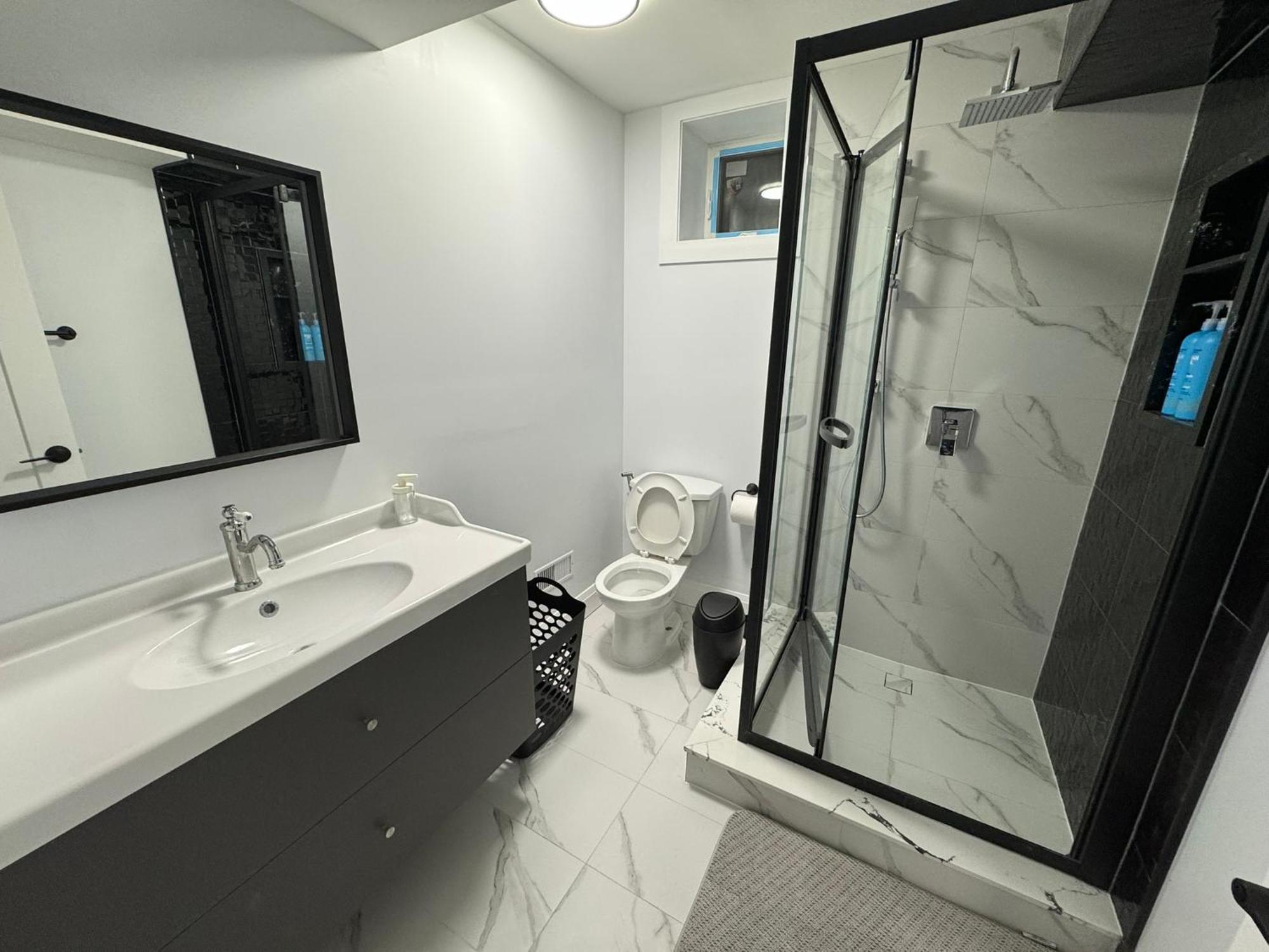 Spacious 01, Airport, Free Pkg, Sep Entrance, Shared Bathroom Apartment *
