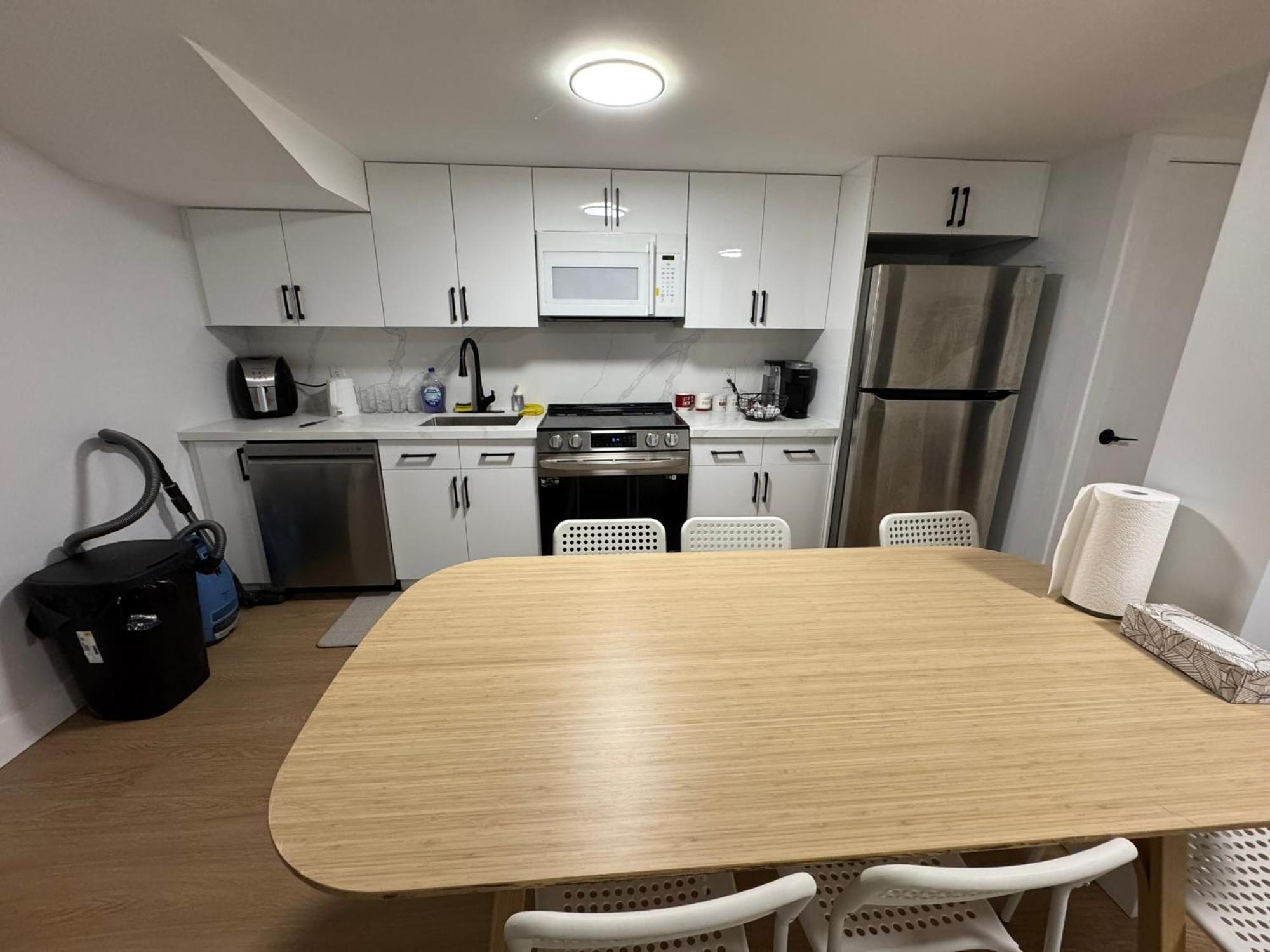 Spacious 01, Airport, Free Pkg, Sep Entrance, Shared Bathroom Apartment Toronto