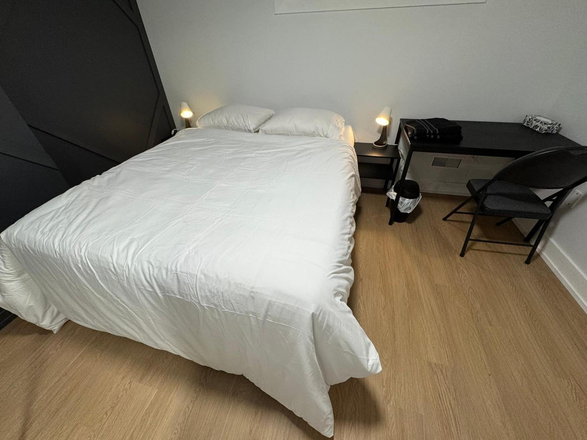 Spacious 01, Airport, Free Pkg, Sep Entrance, Shared Bathroom Apartment Toronto