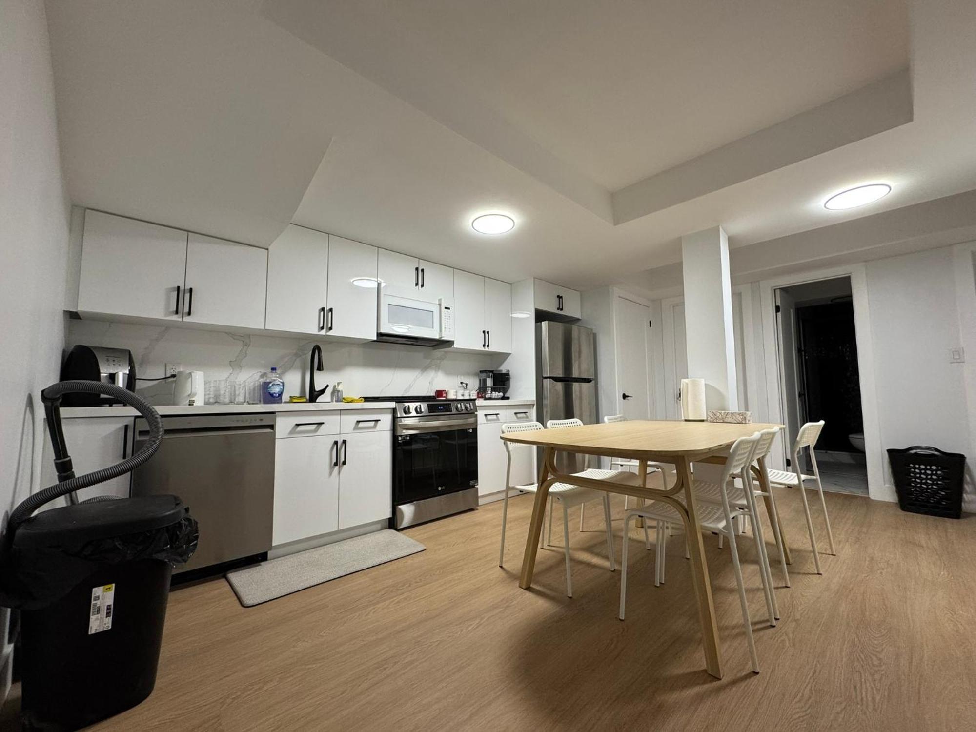 Spacious 01, Airport, Free Pkg, Sep Entrance, Shared Bathroom * Toronto