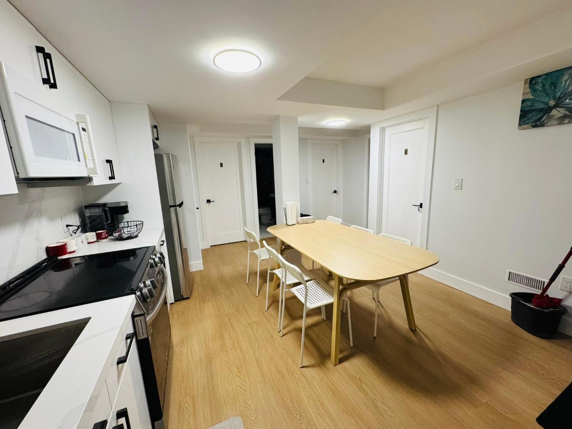 Spacious 01, Airport, Free Pkg, Sep Entrance, Shared Bathroom Apartment