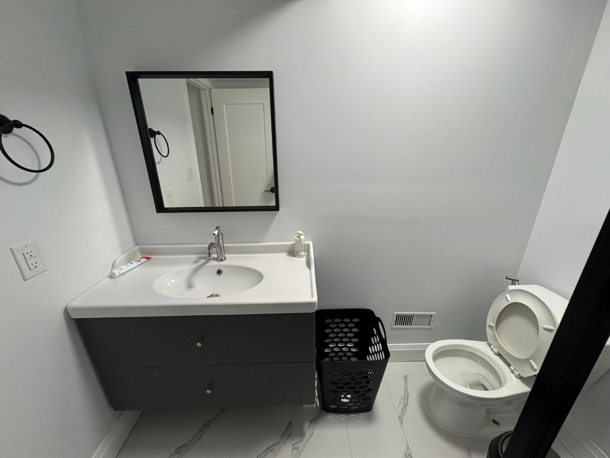 Apartment Spacious 01, Airport, Free Pkg, Sep Entrance, Shared Bathroom Toronto