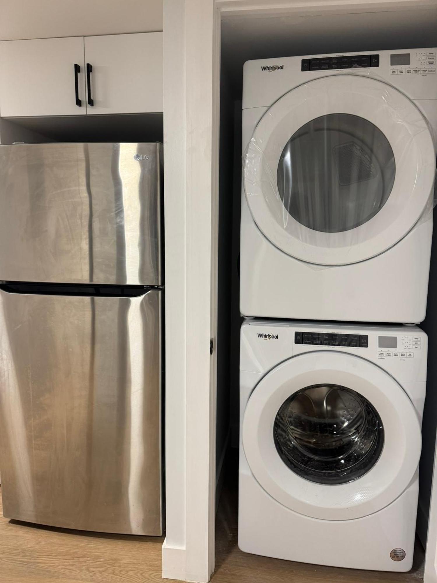 Spacious 01, Airport, Free Pkg, Sep Entrance, Shared Bathroom Apartment Toronto