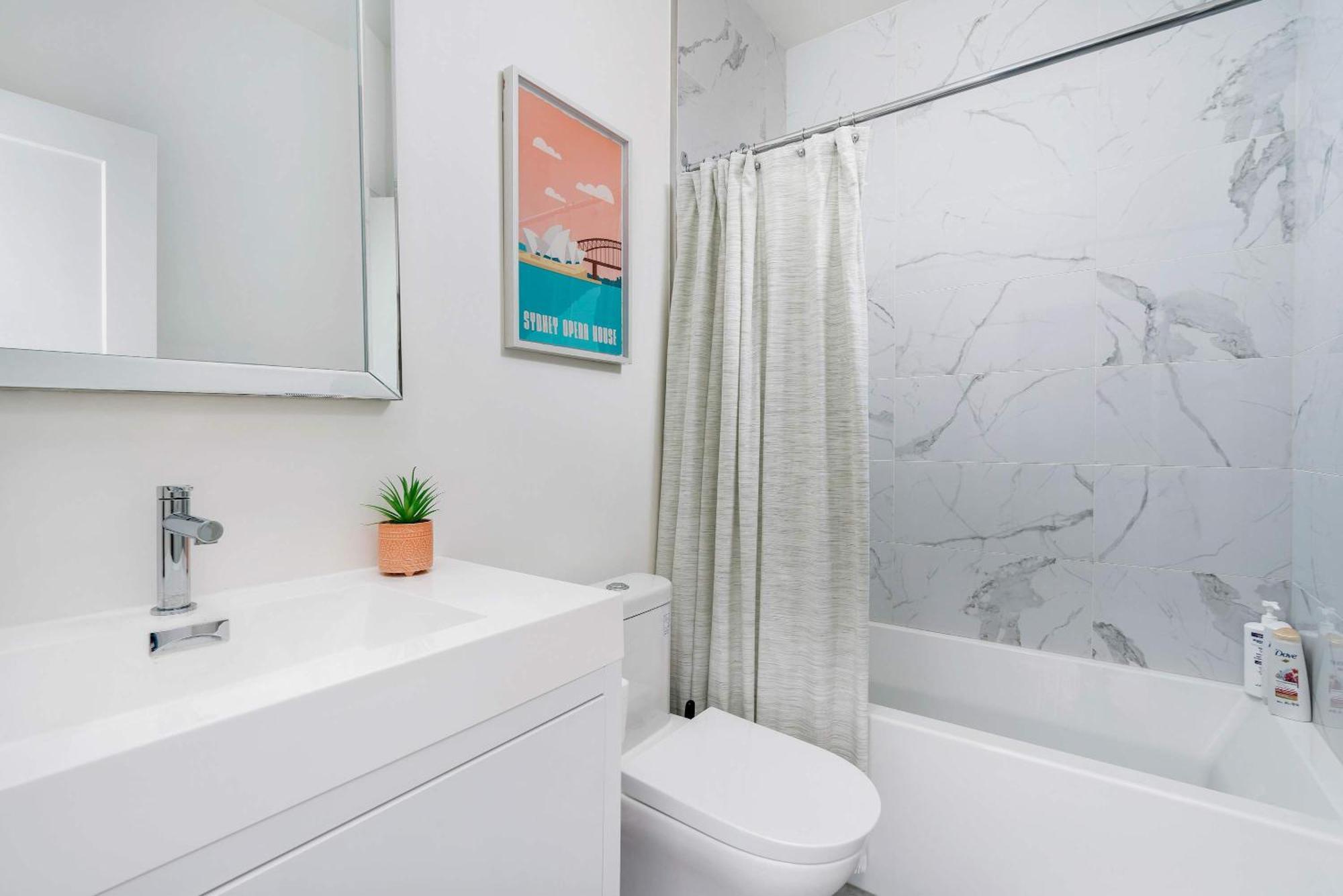 Luxury 2-bedroom Oasis At College & Bathurst Holiday home Toronto