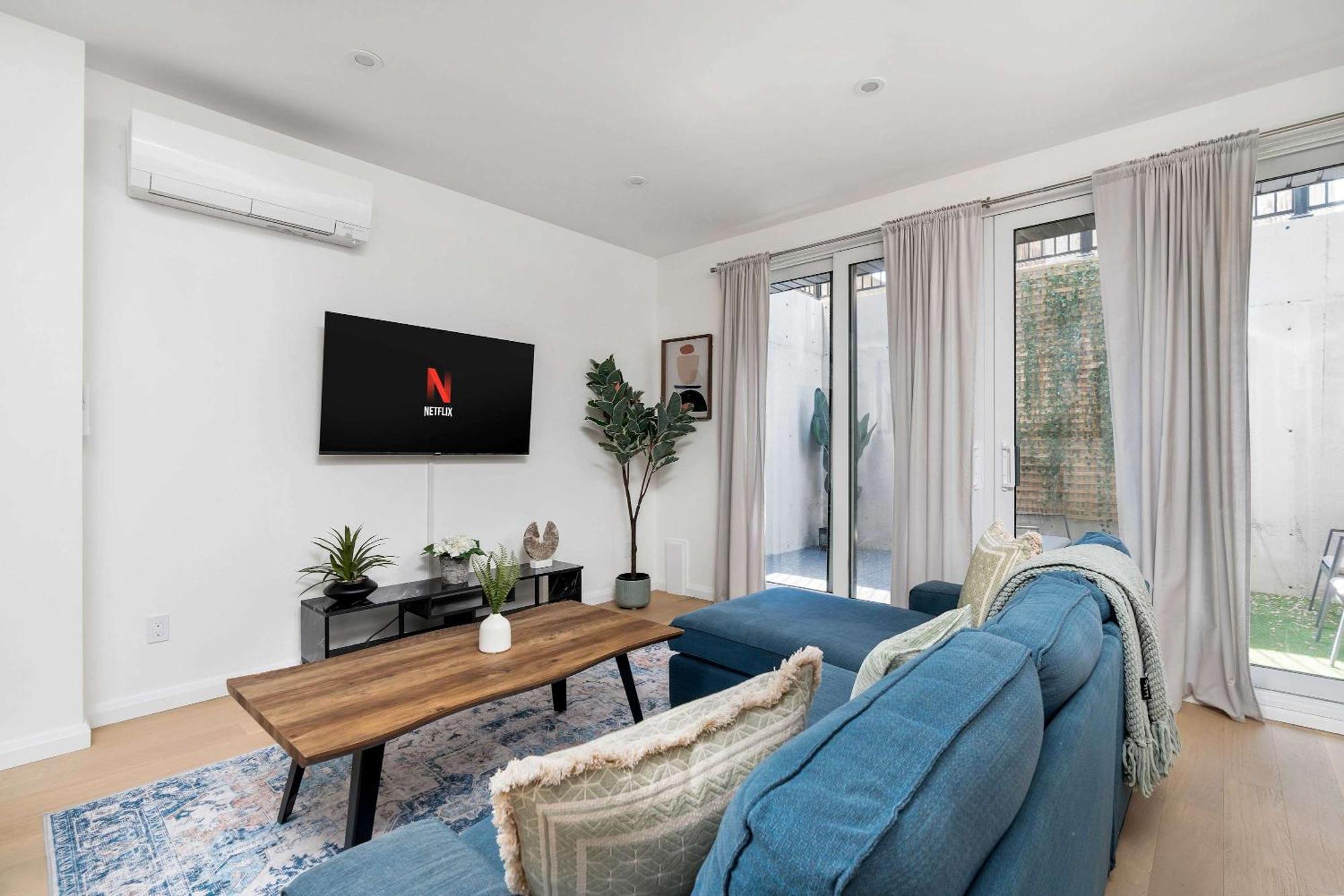 Luxury 2-bedroom Oasis At College & Bathurst *