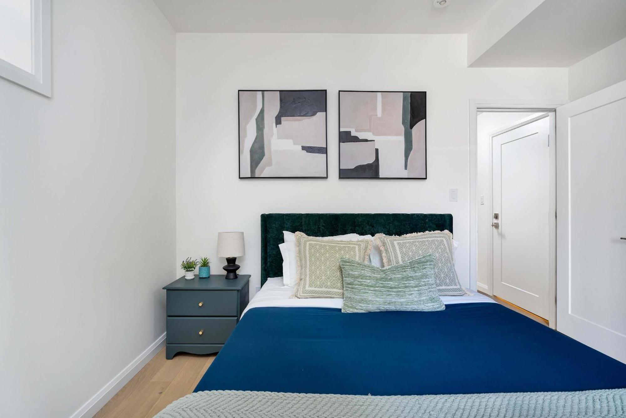 Luxury 2-bedroom Oasis At College & Bathurst * Toronto