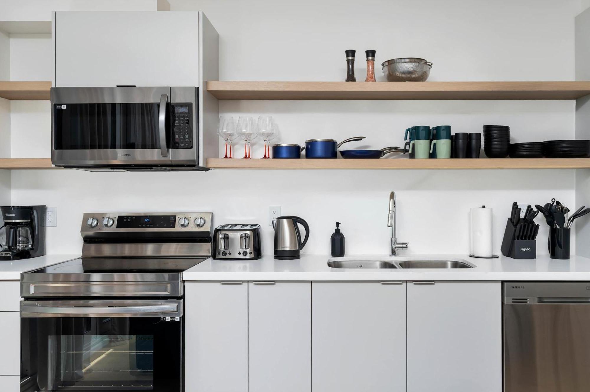 Luxury 2-bedroom Oasis At College & Bathurst